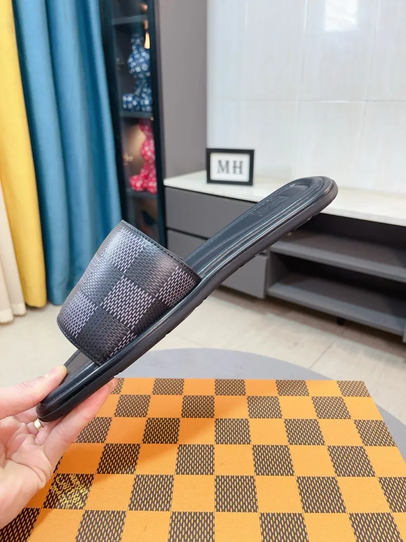 Men's shoes 💰340🌹🌹 (lv-Louis Vuitton) New men's slippers, high-end boutique, exquisite embossed logo decoration on the upper, fine workmanship, super soft soles, casual, loose and comfortable, a must-have in summer! \nsize：38-44